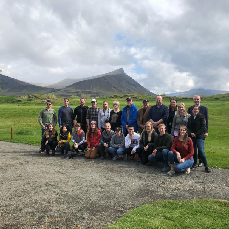 Hópmyndataka fyrir utan frístundamiðstöðina.