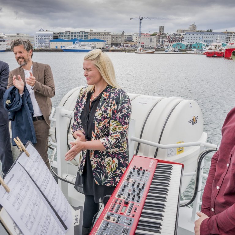 Hér er Birgir Þórisson við undirleik í athöfn.