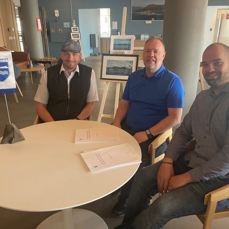 Undirritun samnings við Hópferðabíla Reynis Jóhannssonar ehf vegna aksturs innbæjarstrætó 2022-2029