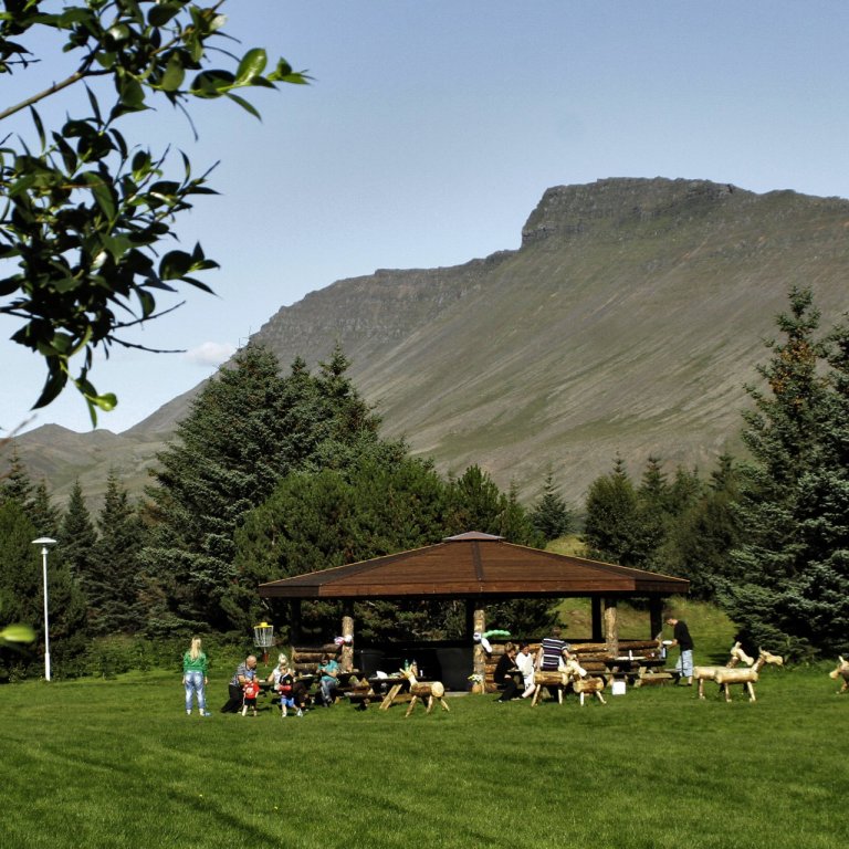 Garðalundur snyrtingar lokað