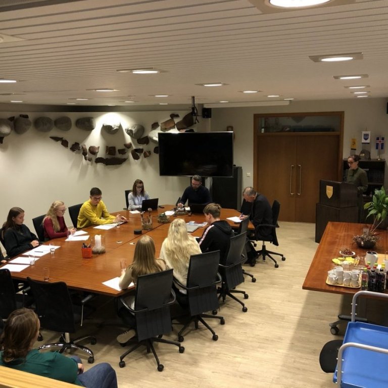 Mynd frá Bæjarstjórnarfundi unga fólksins árið 2020 á Stillholti.