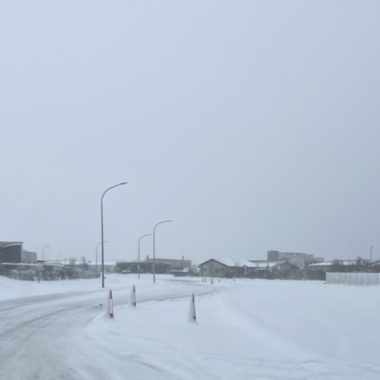 Vegfarendur beðnir um að fara varlega