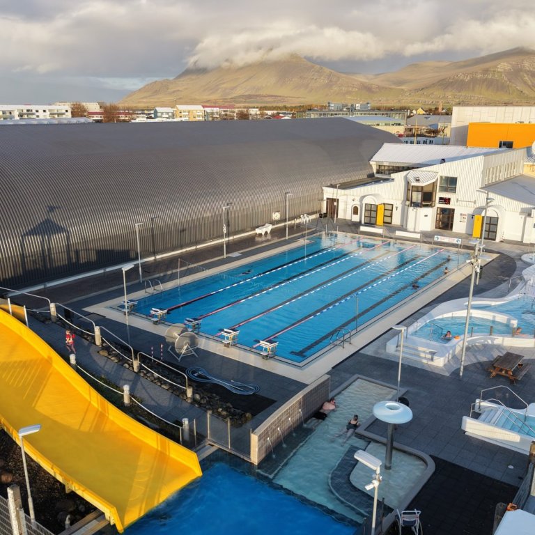 Spara þarf kalt vatn - Jaðarsbakkalaug og Guðlaugu lokað tímabundið