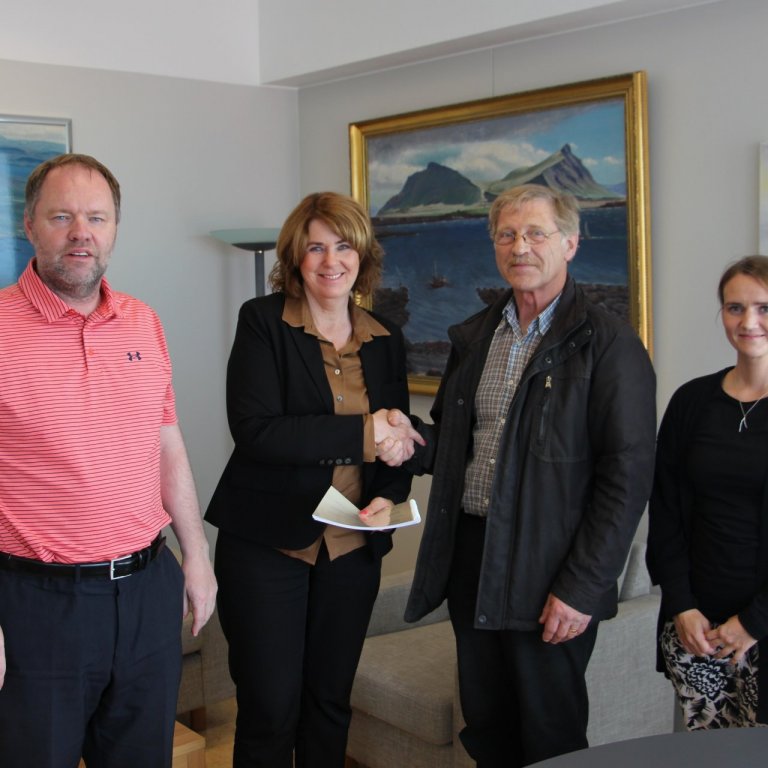 Mynd tekin við undirritun samningsins fyrr í dag.