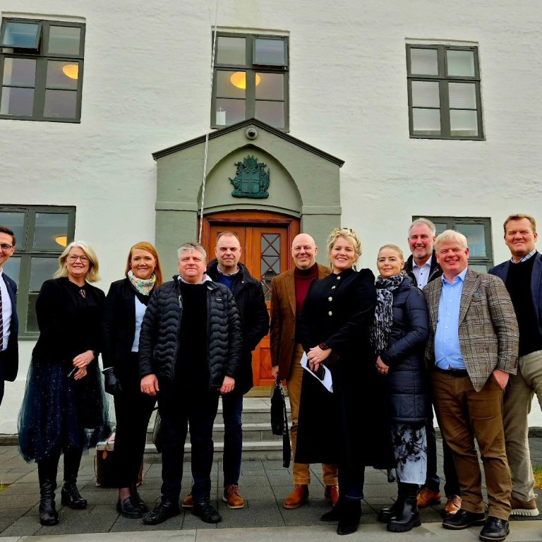 Sveitarstjórar og bæjarstjórar af Vesturlandi ásamt framkvstjóra og formanni SSV áttu góðan fund með…