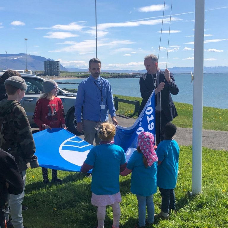 Bláfáninn dregin að húni með góðri aðstoð barna frá Akraseli og 6. bekk í Brekkubæjarskóla. Á myndin…