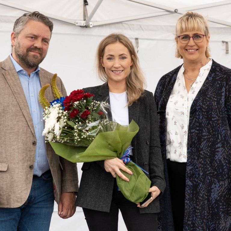 Frá vinstri: Valgarður Lyngdal Jónsson forseti bæjarstjórnar, Eva Björg Ægisdóttir Bæjarlistamaður 2…