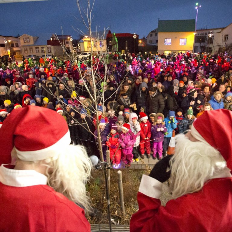 Jólasveinar syngja á Akratorgi