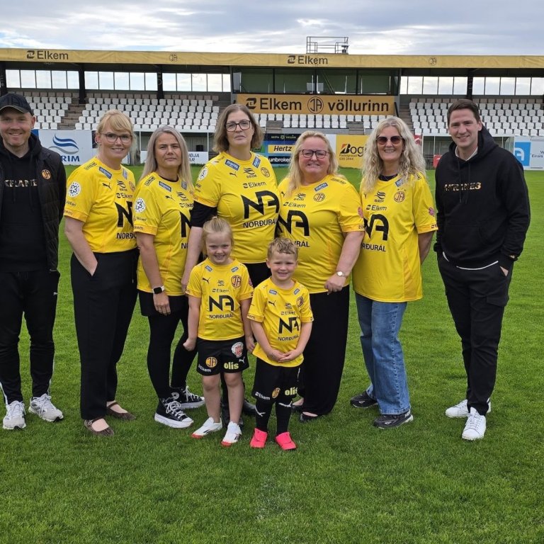Frá vinstri: Aron Ýmir Pétursson yfirþjálfari KFÍA, Dagný Hauksdóttir sviðstjóri skóla- og frístunda…