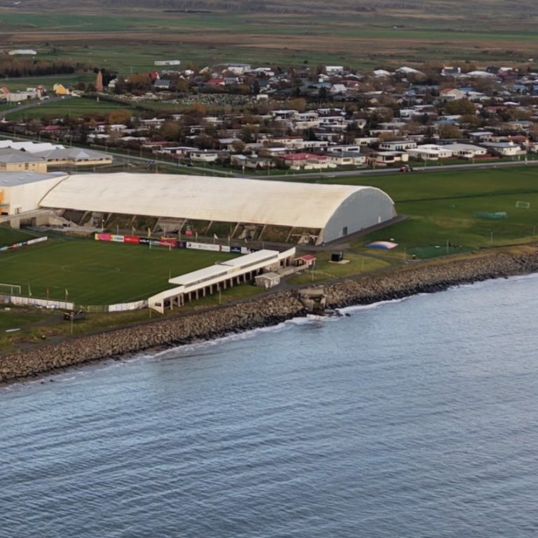 Göngustígur aftan við stúku lokaður á morgun