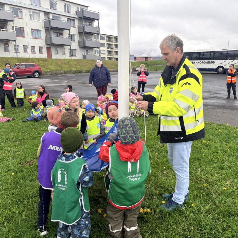 Bláfáninn dreginn að húni