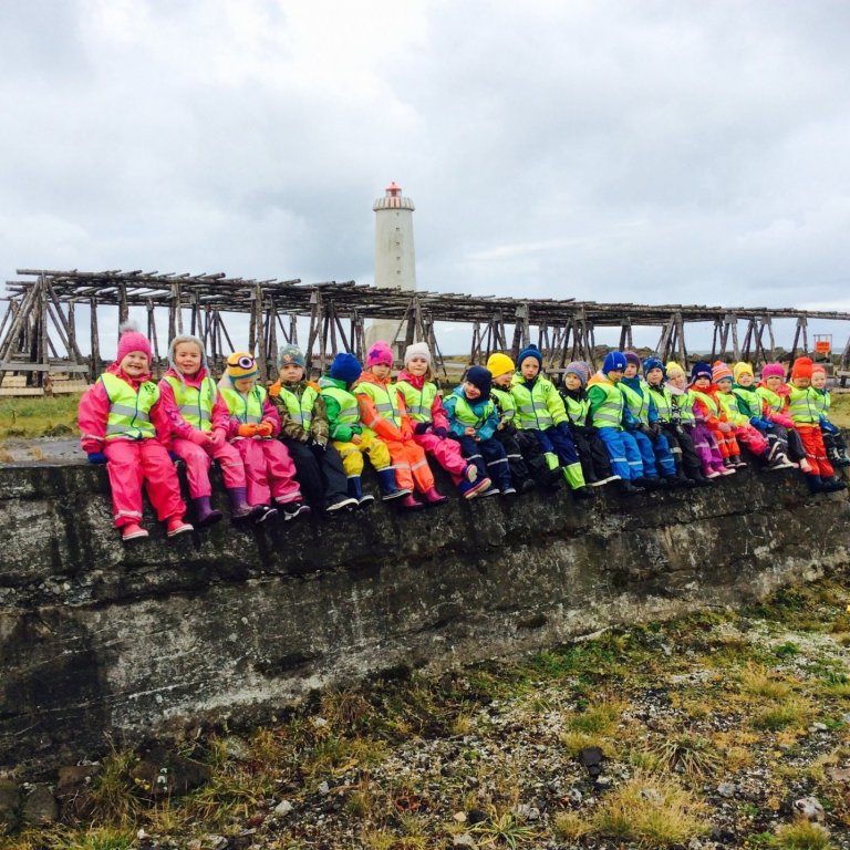 Leikskólabörn frá Akraseli í gönguferð.