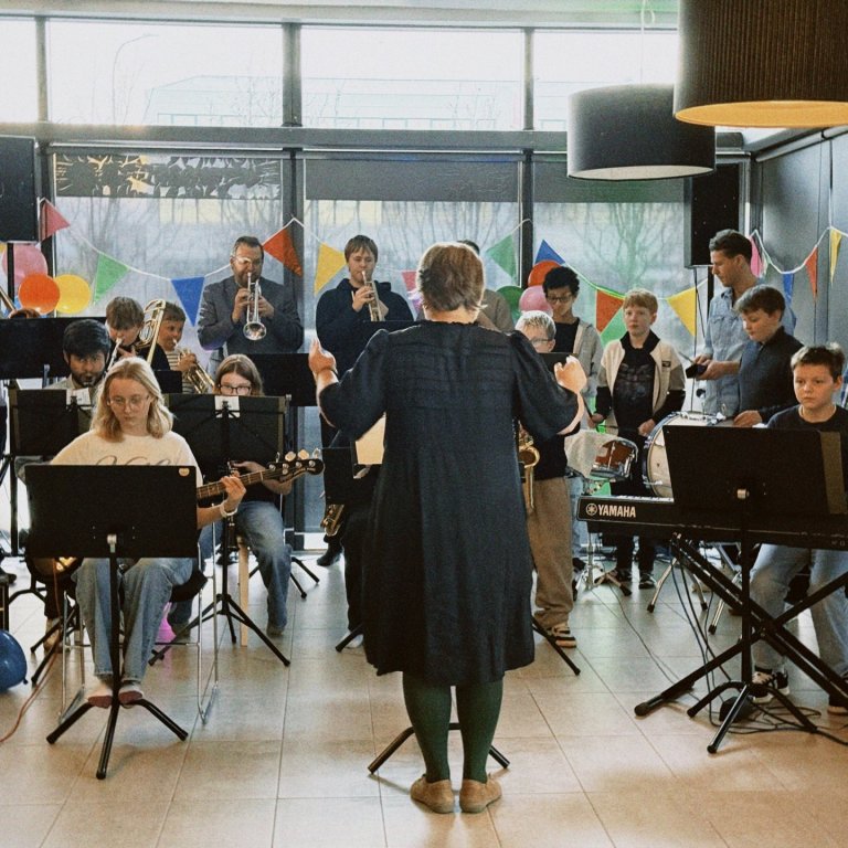 Bæði kennarar og nemendur létu ljós sitt skína í afmælisgleðinni í gær.