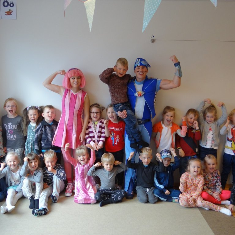 Íþróttaálfurinn og Solla Stirða í heimsókn á Leikskólanum Akrasel.