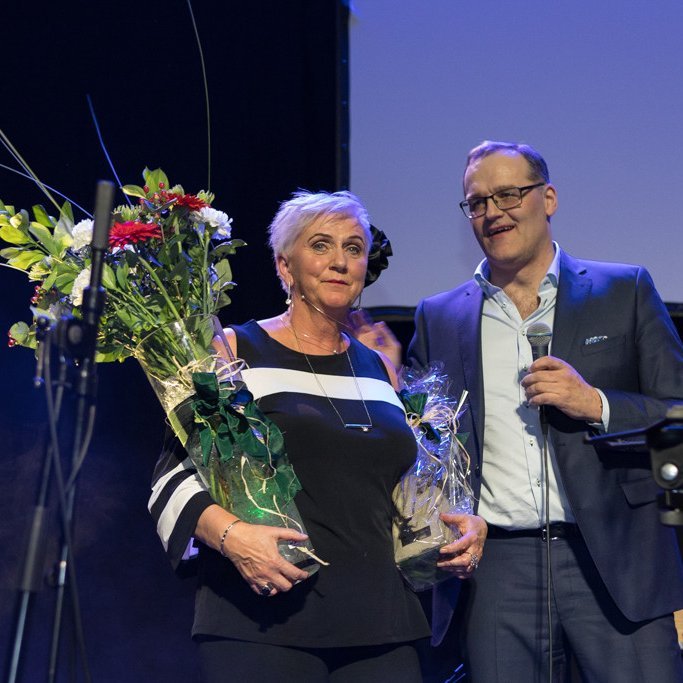 Dýrfinna Torfadóttir Skagamaður ársins ásamt Ólafi Adolfssyni formanni bæjarráðs Akraness.       Ljó…