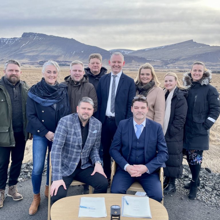 Við undirskrift samnings um lóð. Aftari röð f.v: Valgarður Lyngdal Jónsson, forseti bæjarstjórnar, I…