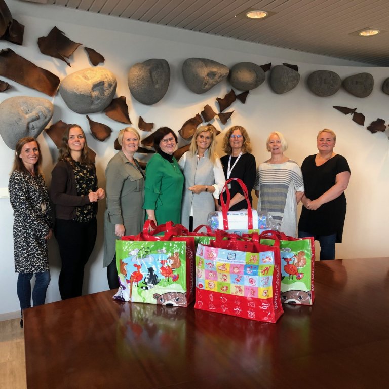 Fulltrúar leikskólanna og skrifstofu skóla- og frístundasviðs tóku á móti gjöfinni frá Bryndísi.