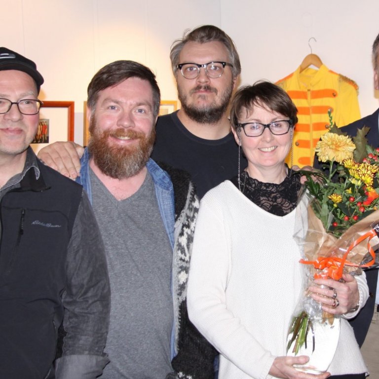 Aðstandendur leikmunasýningar Grundaskóla sem var opnuð í dag á safnasvæðinu í Görðum ásamt skólastj…