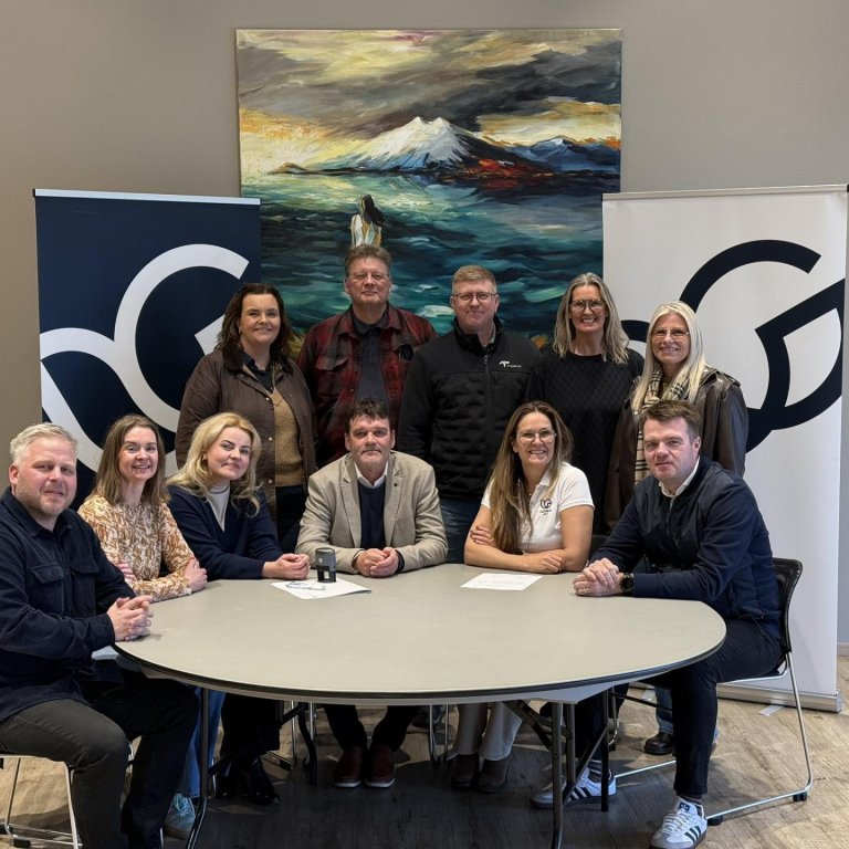 Forsvarsmenn Golfklúbbsins Leynis, bæjarfulltrúar Akraneskaupstaðar og starfandi bæjarstjóri undirri&hellip;