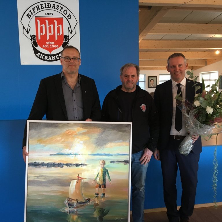 Frá vinstri: Ólafur Adolfsson formaður bæjarráðs, Þórður Þórðarson eigandi ÞÞÞ og Sævar Freyr Þráins…