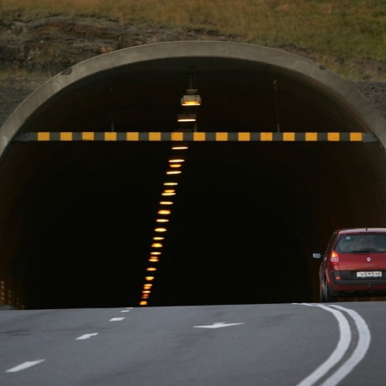 Landsbyggðarstrætó fær undanþágu frá lokun ganganna
