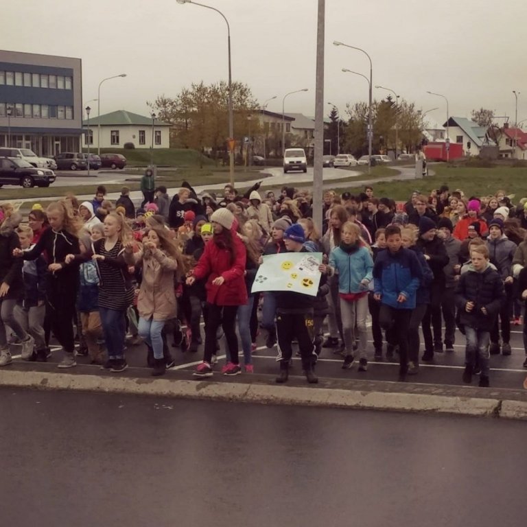 Hamingjusöm börn á Akranesi