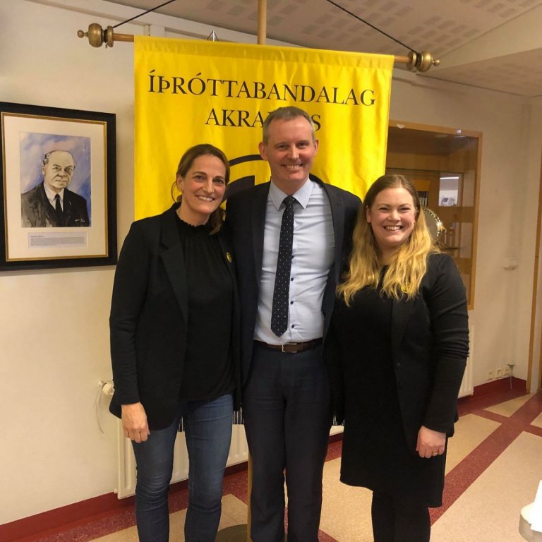 Hildur Karen framkvæmdarstjóri ÍA, Sævar Freyr Þráinsson bæjarstjóri og Marella Steinsdóttir formaðu…