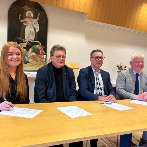 Samningur um viljayfirlýsingu undirritaður. F.v. Andrea Ýr Arnardóttir oddviti Hvalfjarðarsveitar, E…