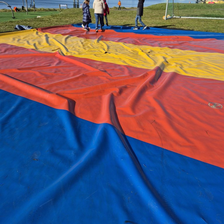 Hoppubelgur við Akraneshöll sundurskorinn