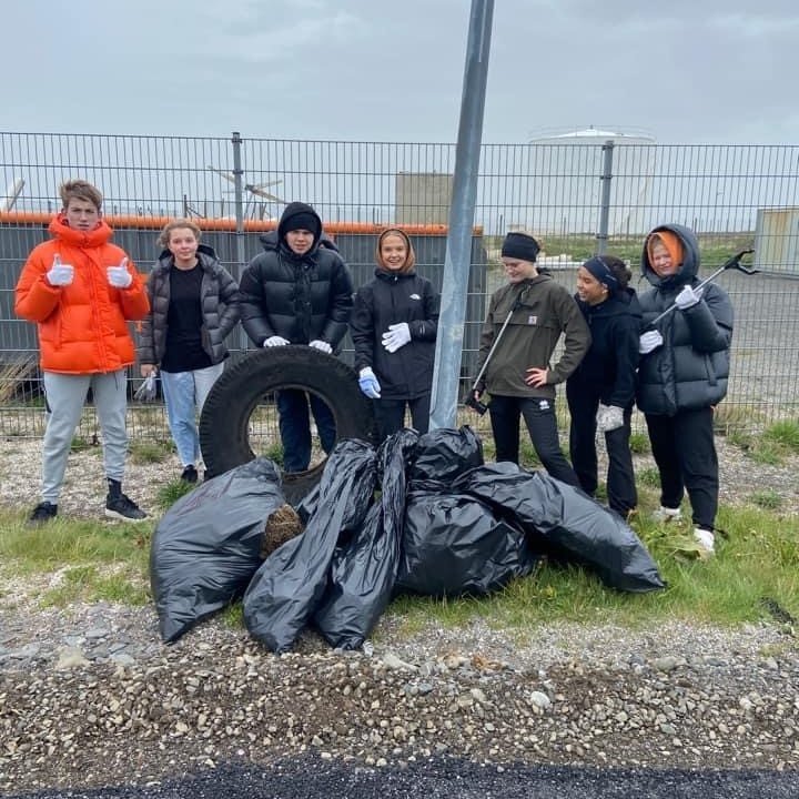 Öflug ungmenni hreinsuðu hluta af strandlengju Akraness