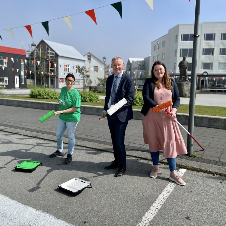 Fríða Kristín Magnúsdóttir viðburðastjóri, Sævar Freyr Þráinsson bæjarstjóri og Sædís Alexía Sigurmu…