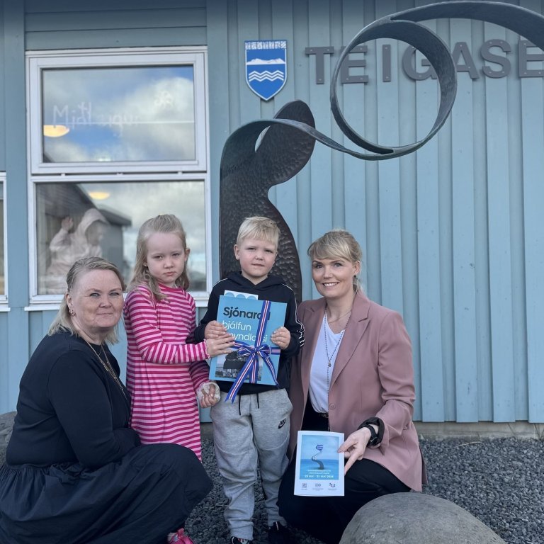 Hér má sjá þau Viktoríu Dís og Liljar Pál sem tóku á móti gjöfinni fyrir hönd Teigasel, ásamt Írisi …