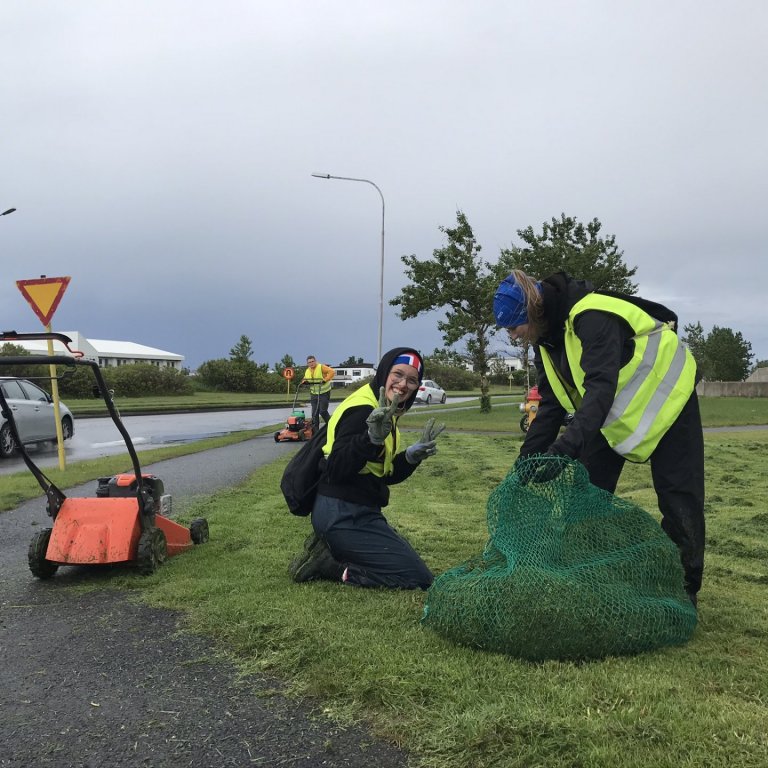 Krakkar úr vinnuskólanum að störfum með nýju fjölnotapokana.