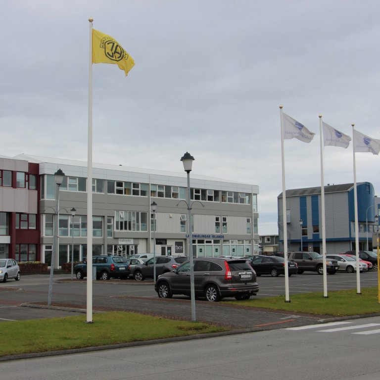 ÍA fánanum flaggað fyrir utan bæjarskrifstofu Akraneskaupstaðar.