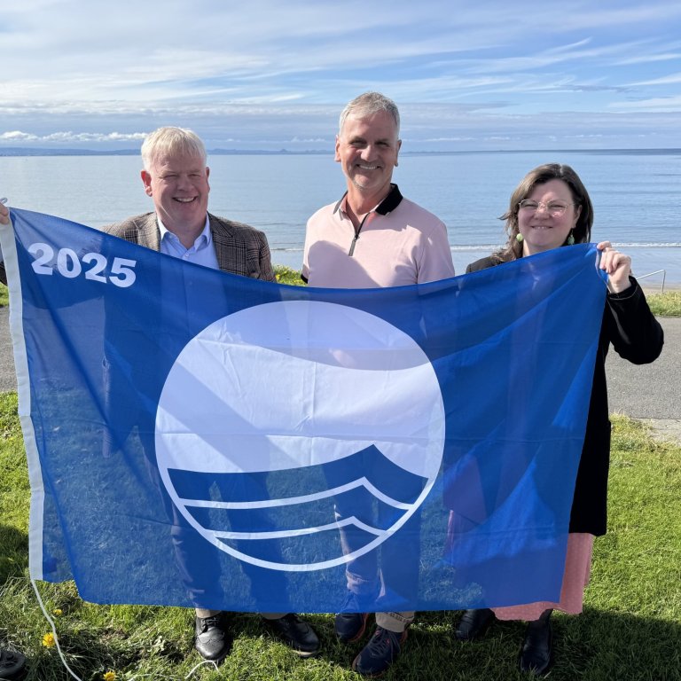 Bláfáninn dreginn að húni í þrettánda sinn.