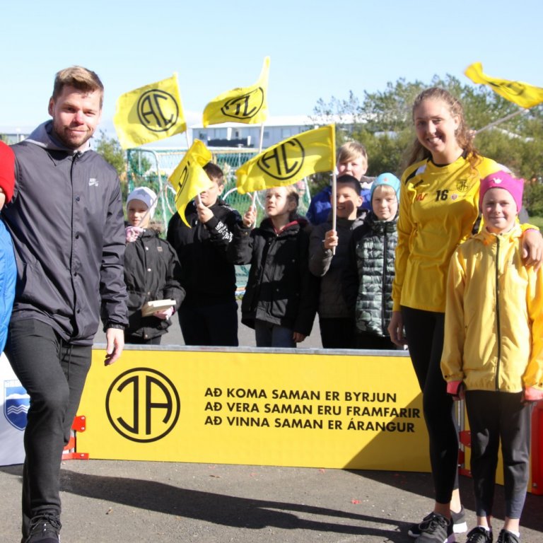 Völlurinn í Grundaskóla formlega vígður með aðstoð Arnars Márs og Veronicu Líf frá meistaraflokkum K…