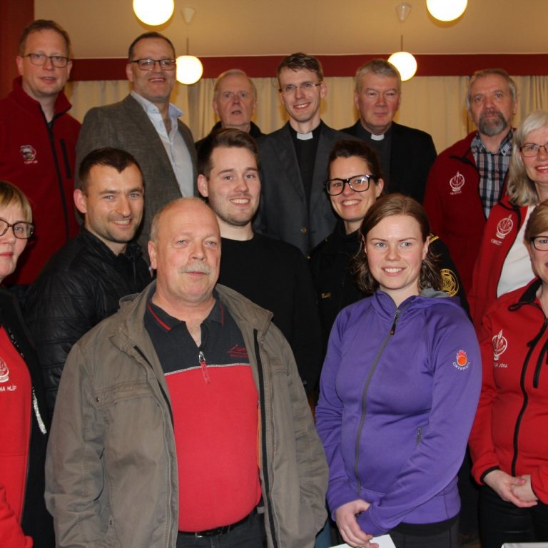 Á myndinni eru fulltrúar Björgunarfélagsins og Akraneskirkju auk forsvarsmanna slysavarnardeildarinn…