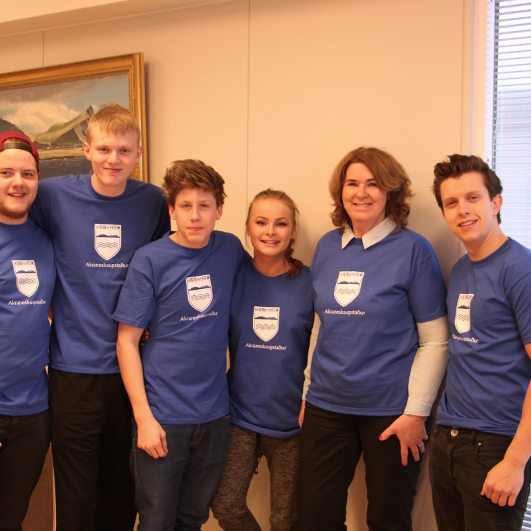 Bæjarstjóri ásamt hluta Nemendafélags FVA