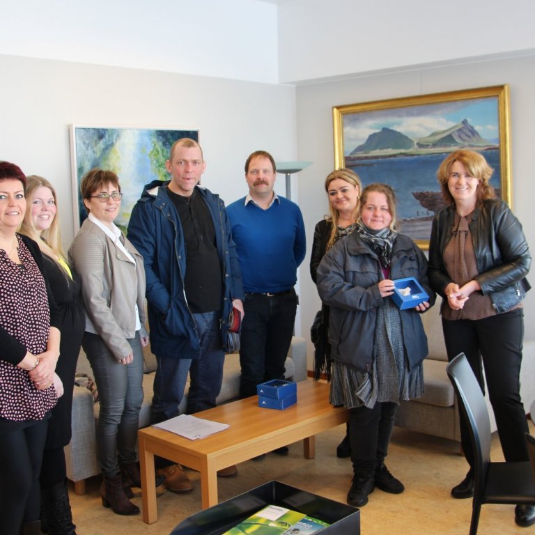 Mynd tekin við afhendingu gripsins fyrr í dag.