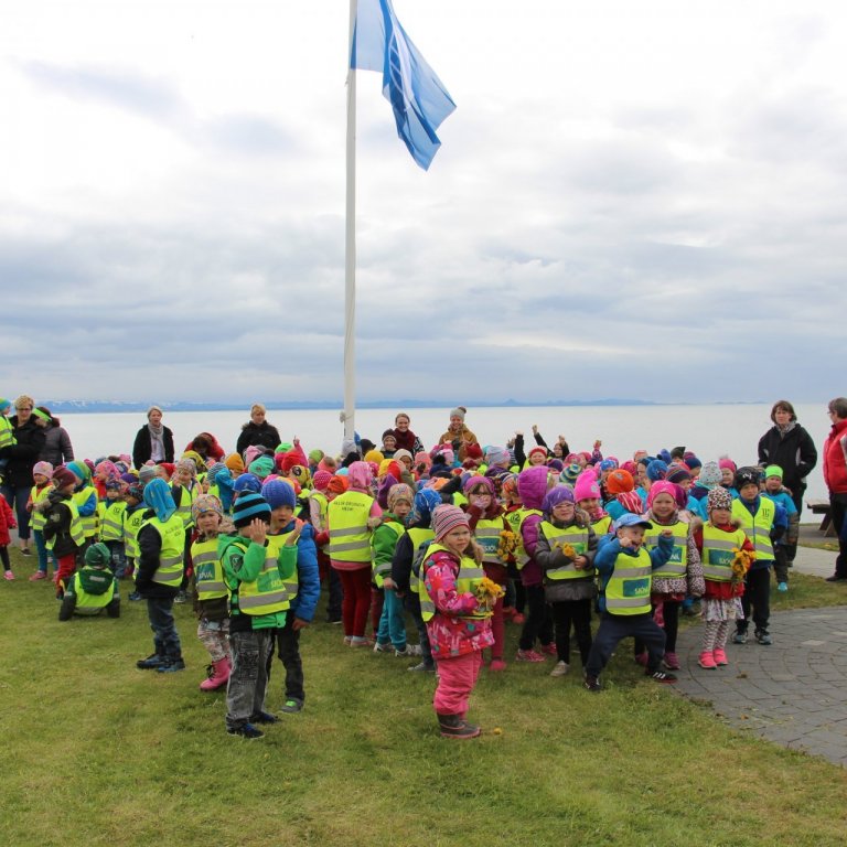 Leikskólabörn og aðrir gestir við athöfnina.