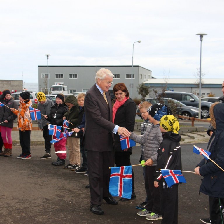 Ólafur Ragnar Grímsson forseti Íslands í heimsókn í Brekkubæjarskóla. Allir nemendur og kennarar skó…