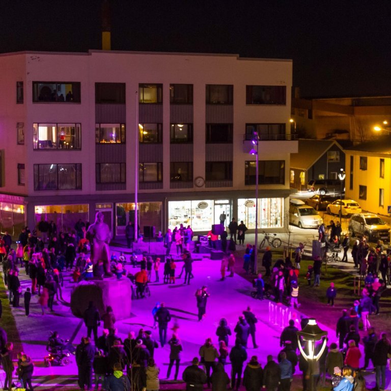 Við vígslu ljósabúnaðar á Akratorgi í október árið 2014.