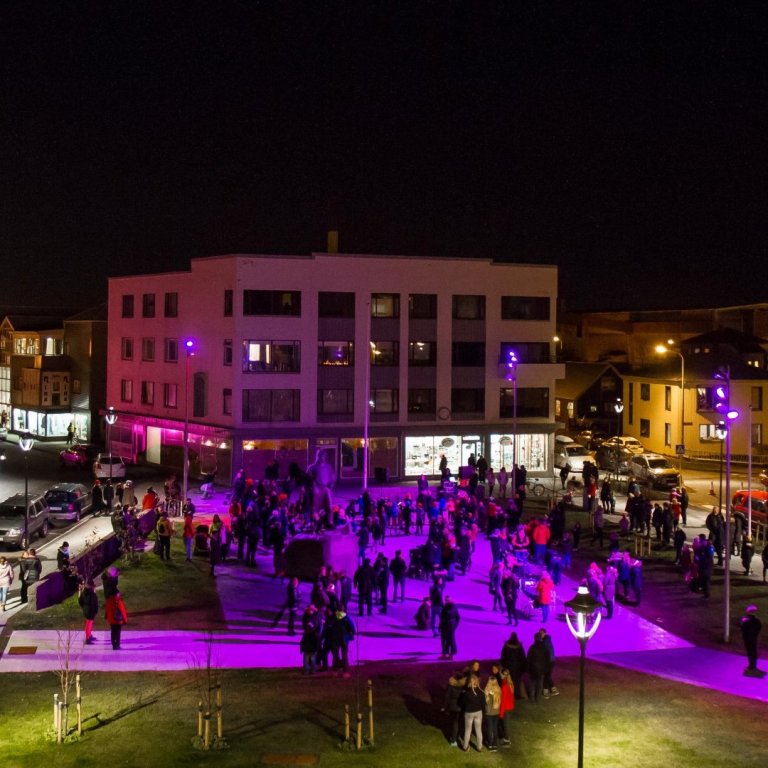 Bleik skemmtun á Akratorgi