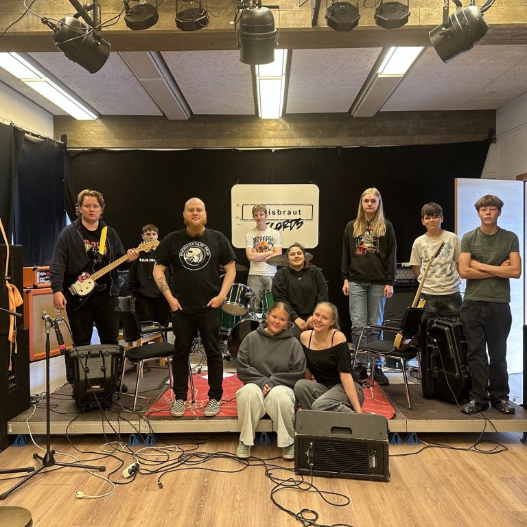 Hér má sjá hluta listavinnuskóla hópsins ásamt Kristjáni og Saidhbhe.