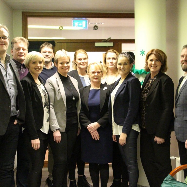 Á myndinni má sjá bæjarstjórn Akraness eins og hún var skipuð í lok árs 2016 ásamt þeim Regínu og St…