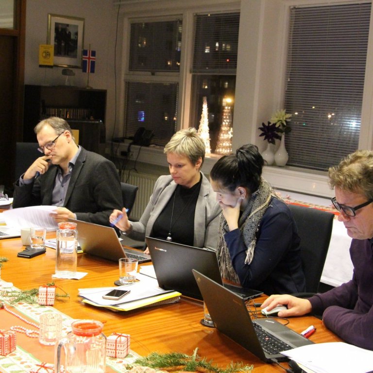 Á myndinni má sjá bæjarfulltrúana Ólaf Adolfsson, Vilborgu Þ. Guðbjartsdóttur, Rakel Óskarsdóttur og…