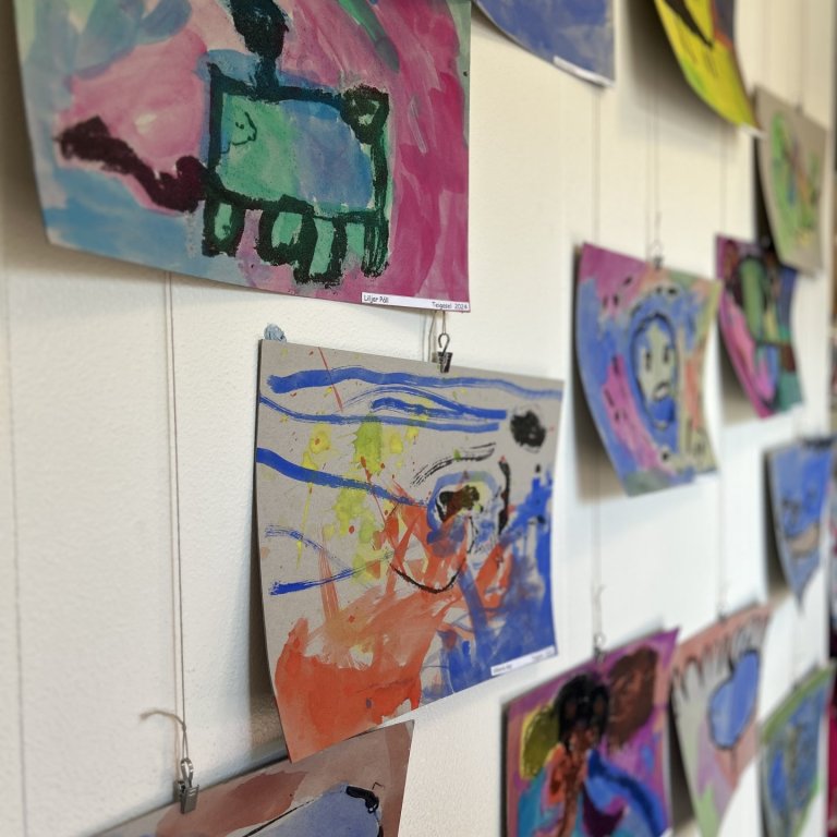 Hér má sjá skrímslamyndir sem börn á elstu deild leikskólans Teigasels máluðu.