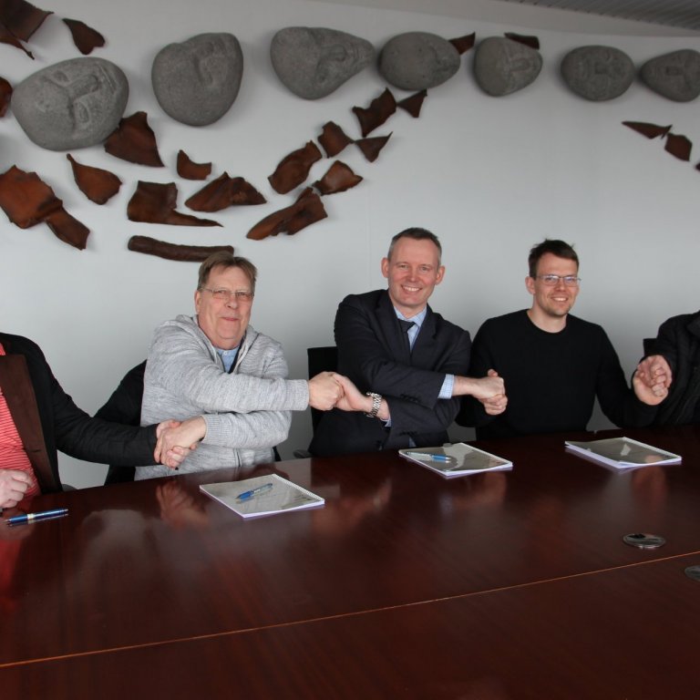 Ljósmynd frá undirritun verksamningsins.