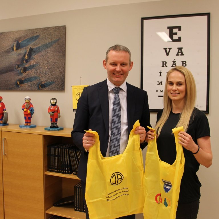 Sævar Freyr Þráinsson bæjarstjóri og Helga Sjöfn Jóhannesdóttir formaður ÍA.