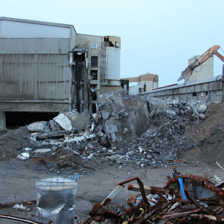 Leðjugeymar felldir og Faxabraut opnar á ný